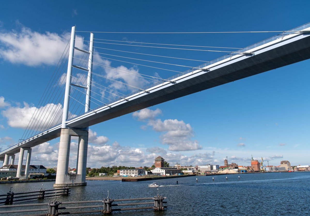 Rügen Rügenbrücke B96 Straße Sperrung gesperrt Polizei Stralsund Ostsee Insel Blitz Blitzeinschlag