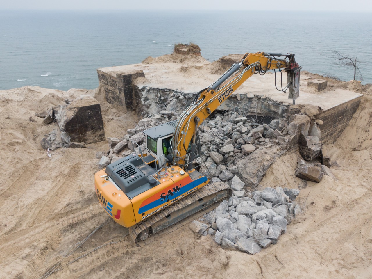 Abrissarbeiten am NVA-Bunker auf Rügen.