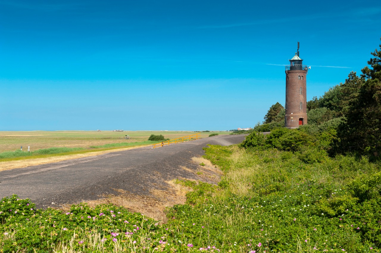 Der Leuchtturm im Ortsteil Böhl von Sankt Peter-Ording steht in exponierter Lage.