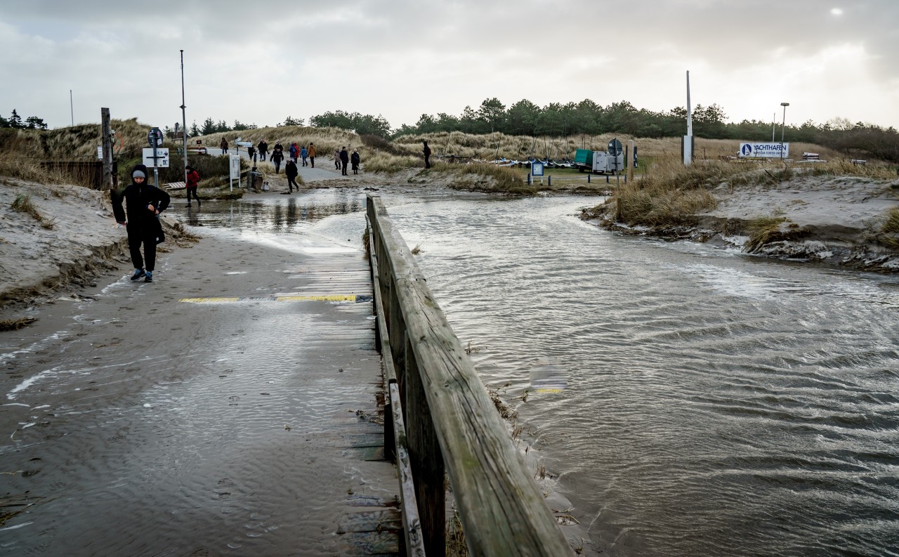 Sankt Peter-Ording (SPO): Für viele sind die Spuren der Stürme schon genug Verwüstung. Doch Menschen setzen hier noch einen drauf (Symbolbild).