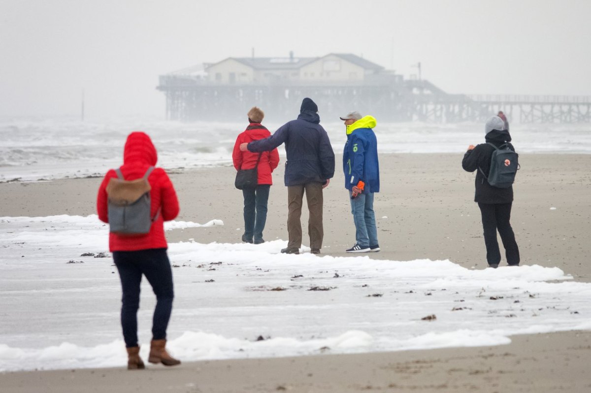 Sankt Peter-Ording (SPO) Nordsee Wintervergnügen Bad Pandemie Eisbahn Getränk 2G Urlaub