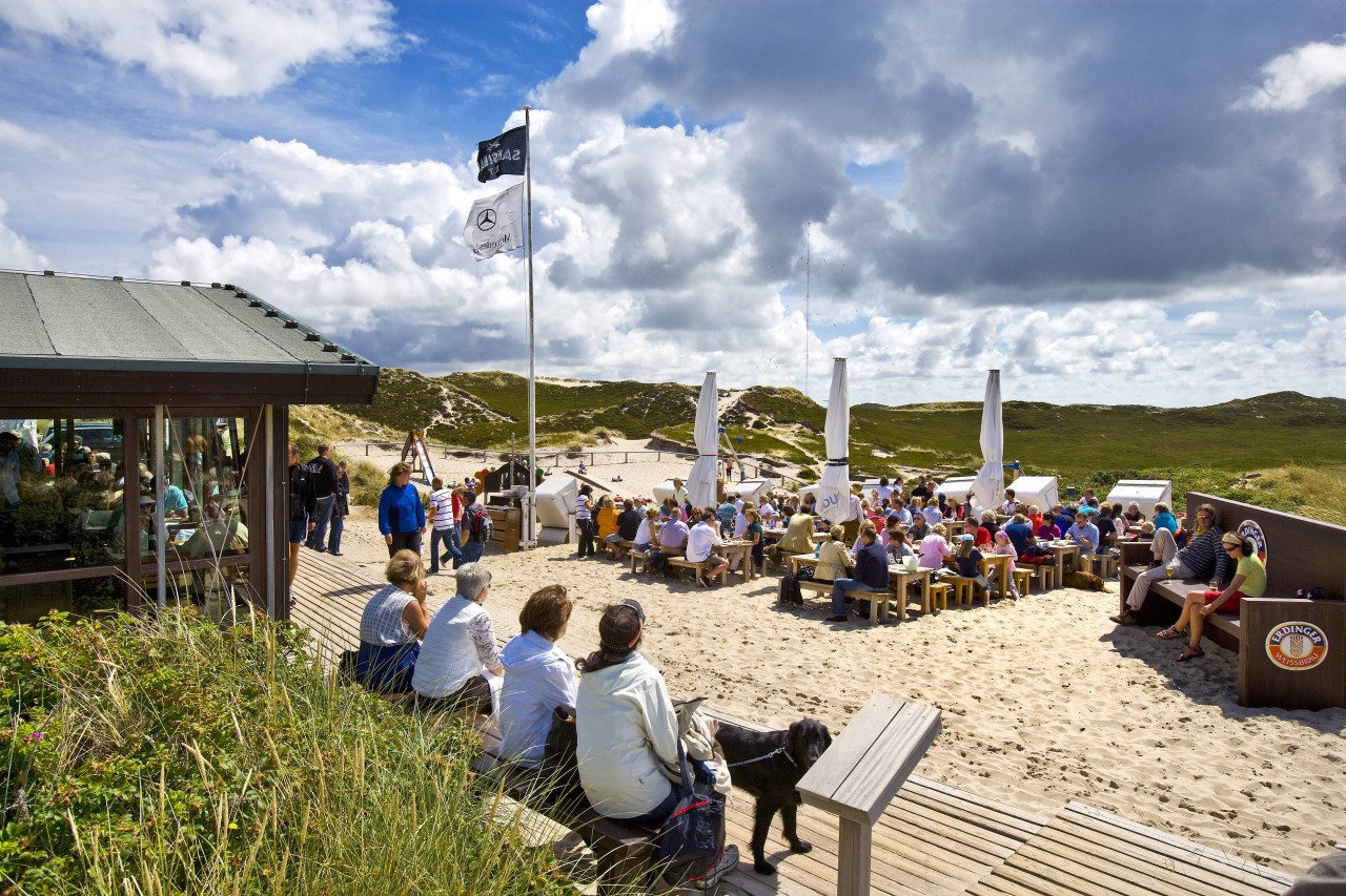 Gäste sitzen vor der Sansibar auf Sylt (Archivbild). 