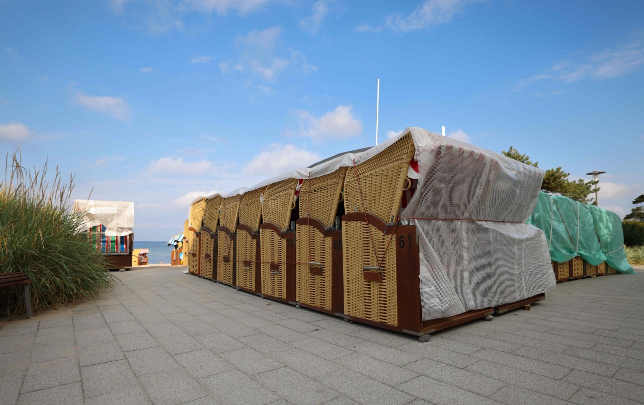 Die Strandkörbe an der Ostsee sind für den Winter verpackt. 