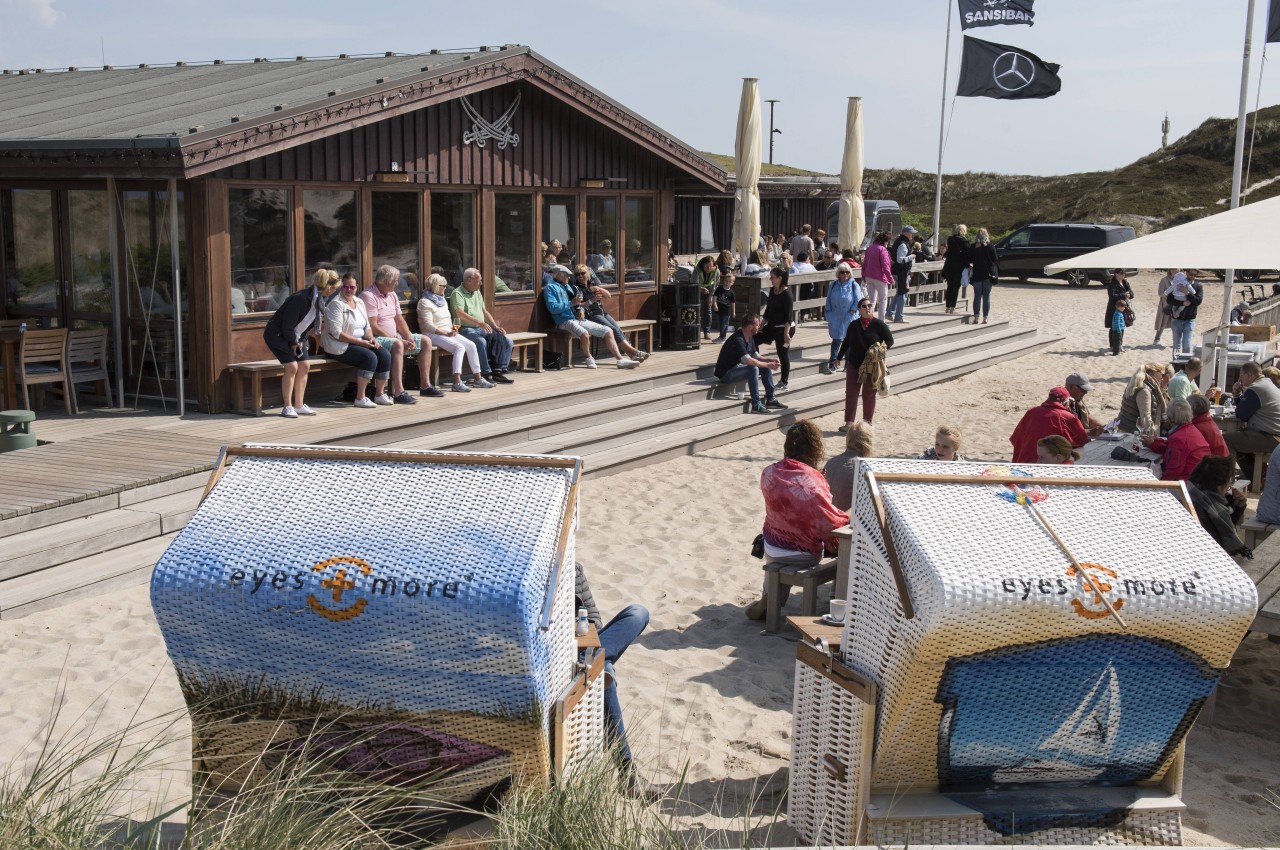 Die Sansibar verfügt über 160 Innenplätze im Restaurant und 250 Außenplätze auf der Terrasse und in den Dünen. 