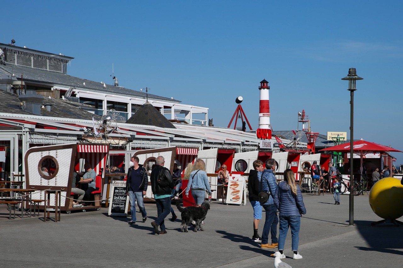 Restaurants auf Sylt machen bei den Lockerungen des Bundeslandes Schleswig-Holstein nicht mit und setzen in ihrem Hausrecht weiter auf strengere Regeln.