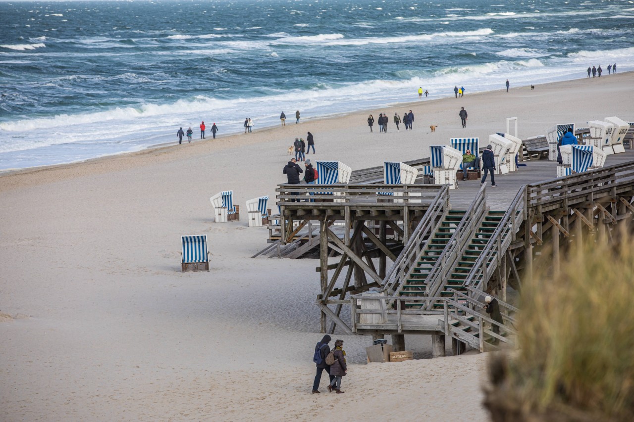 Spaziergänger am Strand von Sylt