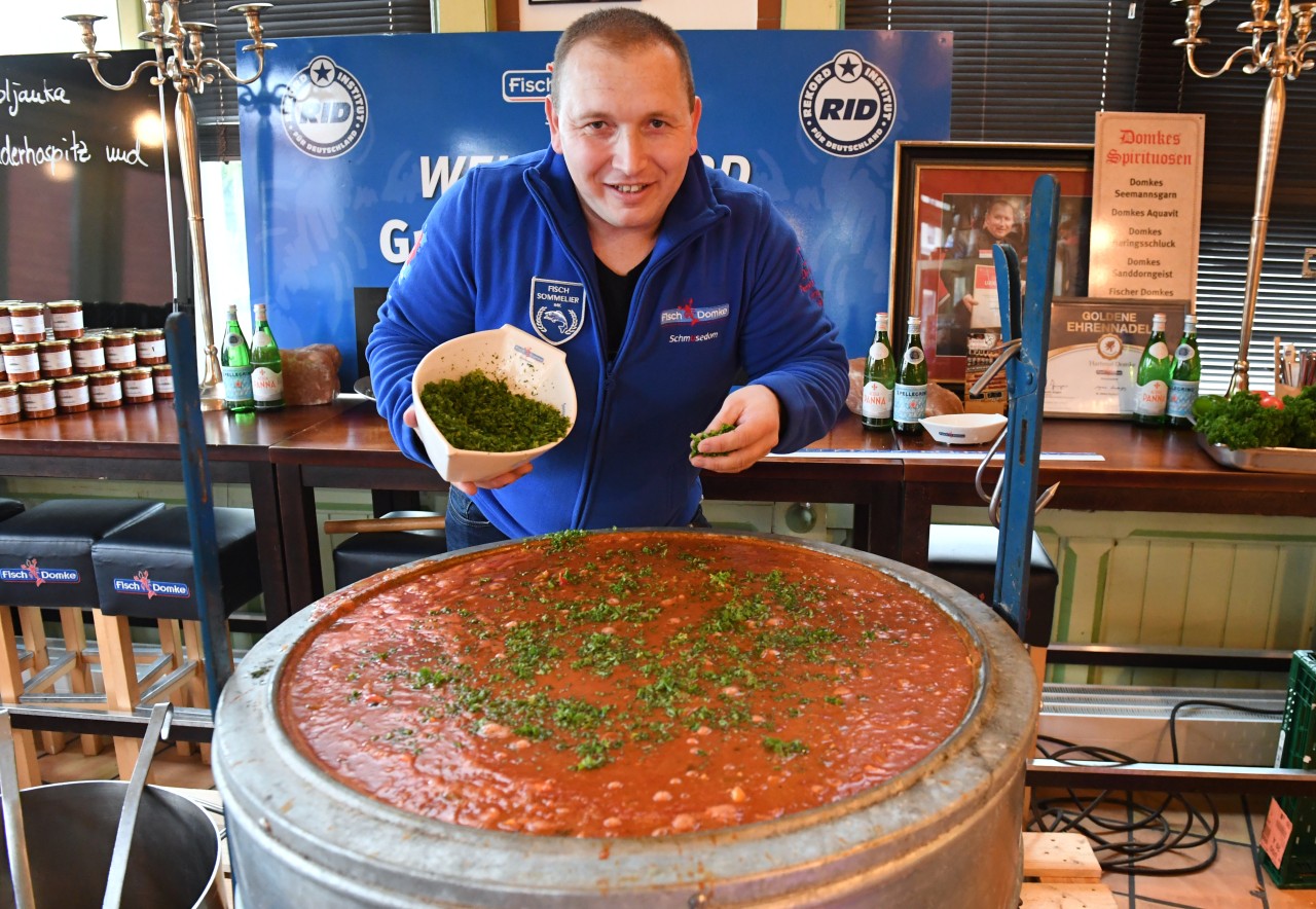 268 Liter Fischsoljanka hat André Domke in Heringsdorf mit seinem Team gekocht 