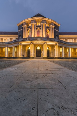 Die Universität Hamburg in der Abenddämmerung. 