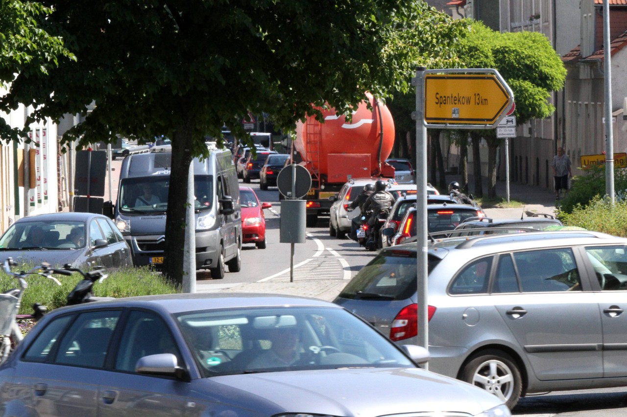 Durch zahlreiche Baustellen kommt es auf Usedom derzeit zu einem Verkehrschaos (Symbolbild). 