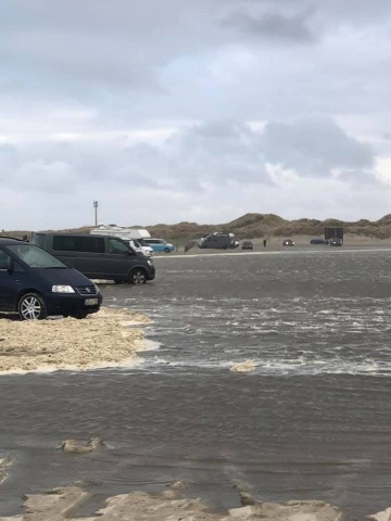 In Sankt Peter-Ording steht der Strandparkplatz unter Wasser.