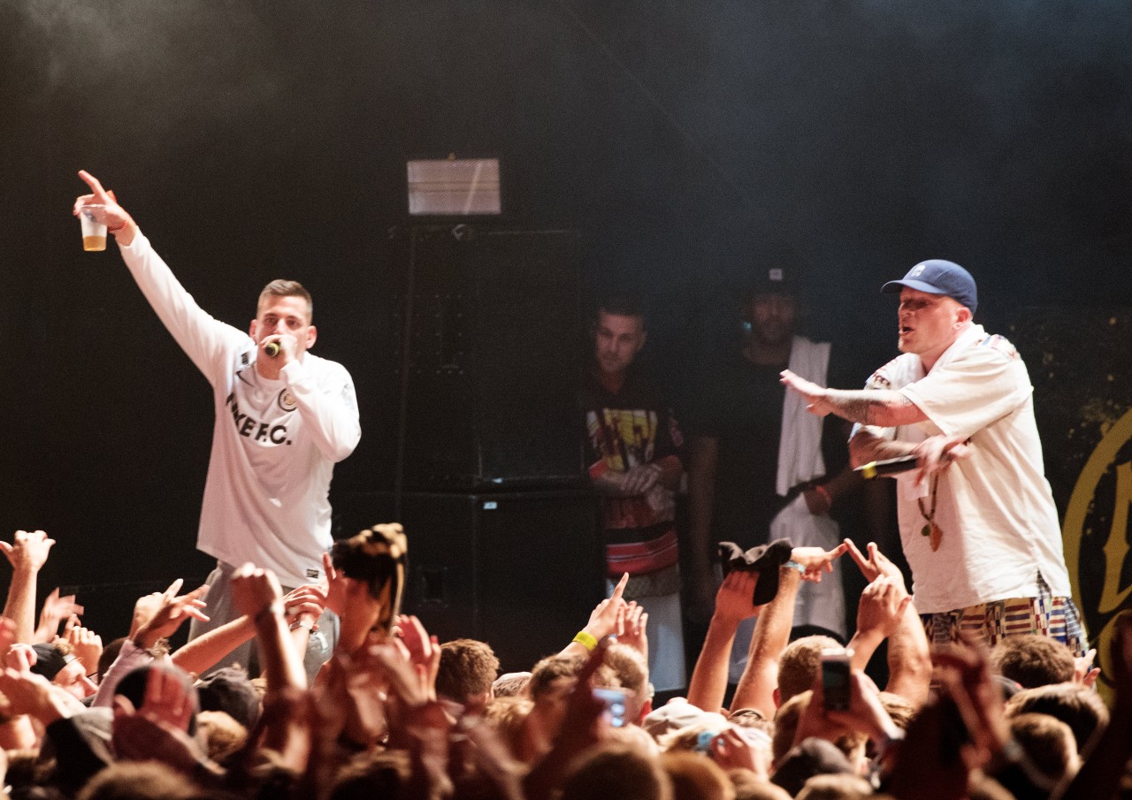 Gzuz (l.) und Bonez MC (r.) von der 187 Strassenbande 2016 auf einem Konzert