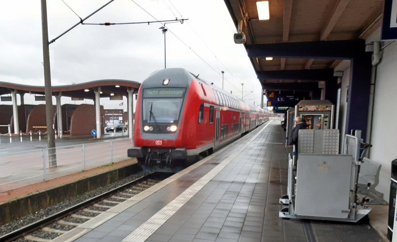 Der eingleisige Bahnsteig „Norddeich Mole" liegt ganz nah an den beiden Fähranlegern nach Norderney bzw. nach Juist.