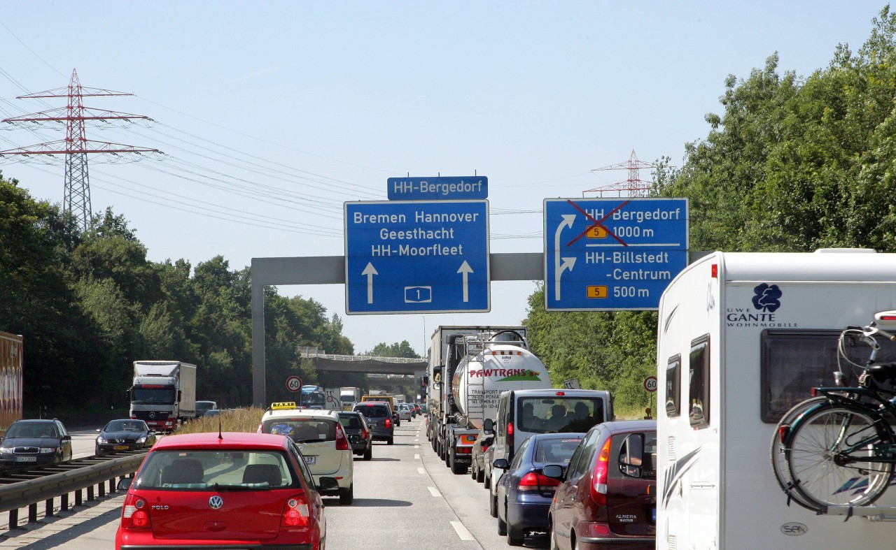 Ein Stau auf der A1 in Hamburg bei Moorfleet.