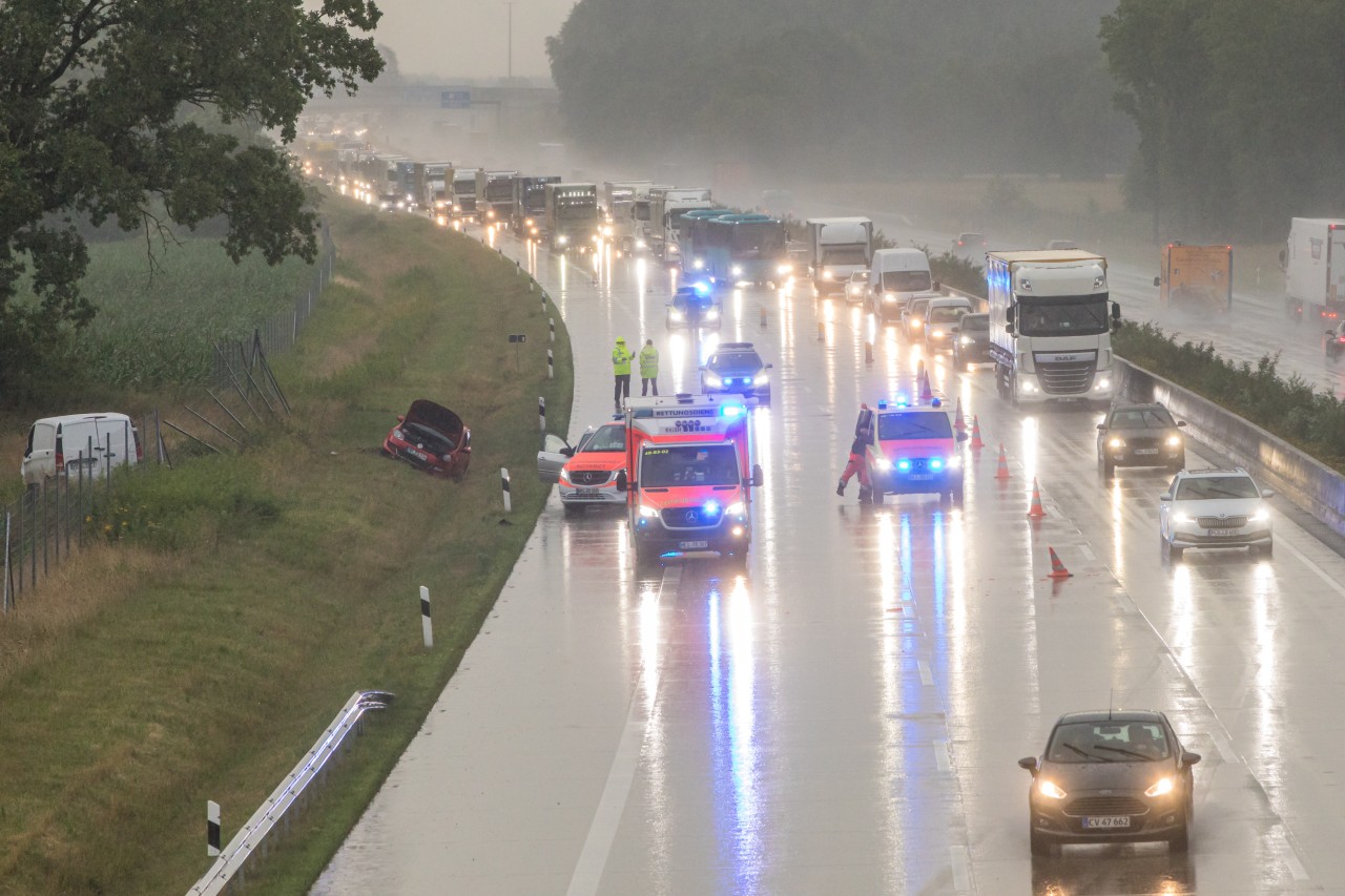 Dem dem Crash auf der A7 ist ein Transporter von der Straße geschleudert worden.