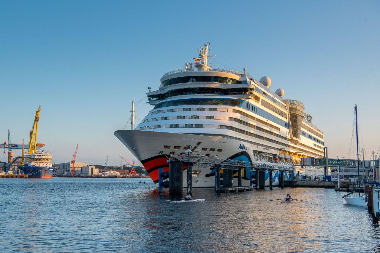 Die AidaLuna am Hafen von Kiel