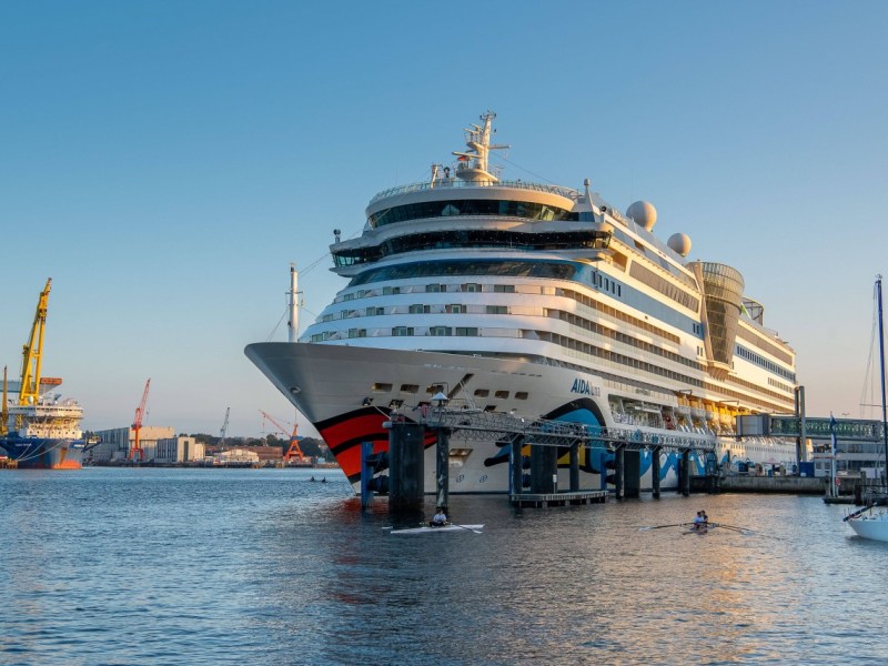 Die AidaLuna am Hafen von Kiel, Aida will auch die Lebensmittelabfälle an Bord reduzieren, Mit der „Aida nova“ konnte die Reederei eine Weltpremiere feiern