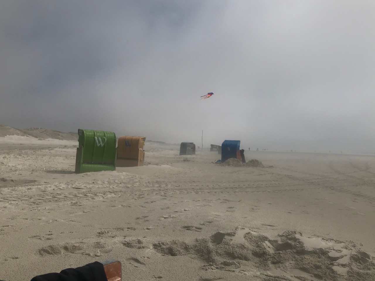 Über dem Strand von Amrum zieht Seenebel auf