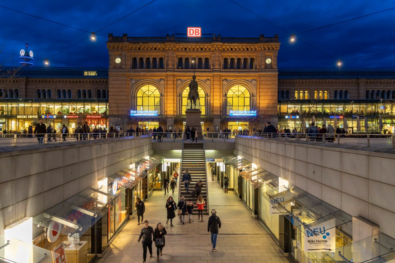 Am Bahnhof in Hannover wurde der Mann von der Polizei empfangen. 