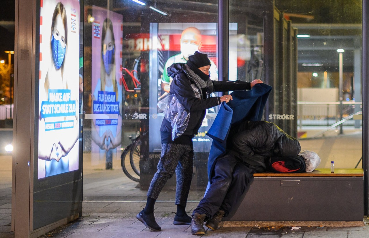 Als ein Mann aus Bremerhaven an der Bushaltestelle aufwacht, ist er total überrascht. (Symbolbild)