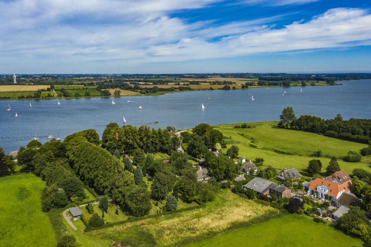 Sieseby, ein Ortsteil der Gemeinde Thumby, an der Schlei