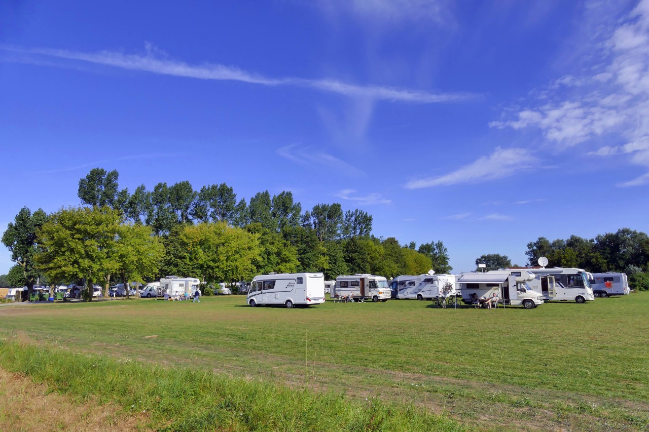 Camping wird immer beliebter. Wer mit dem Wohnmobil unterwegs ist, sollte jedoch einige Regeln kennen (Symbolbild).