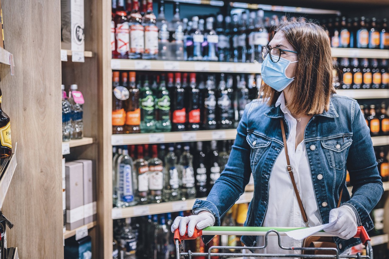 Seit Corona landet in ganz Deutschland jede Menge Alkohol im Einkaufswagen (Symbolbild).