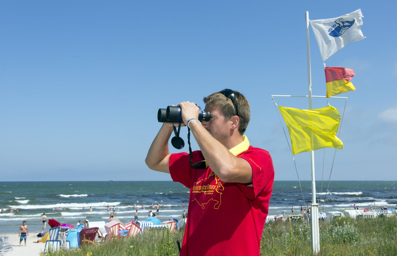 Rettungsschwimmer sorgen am Strand für mehr Sicherheit. Sie stellen die wichtigen Fahnen auf. 