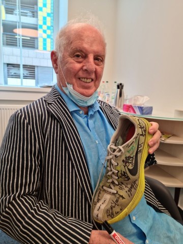 Star-Dirigent Daniel Barenboim hat für die Spendenaktion für Feelia einen Laufschuh unterschrieben.