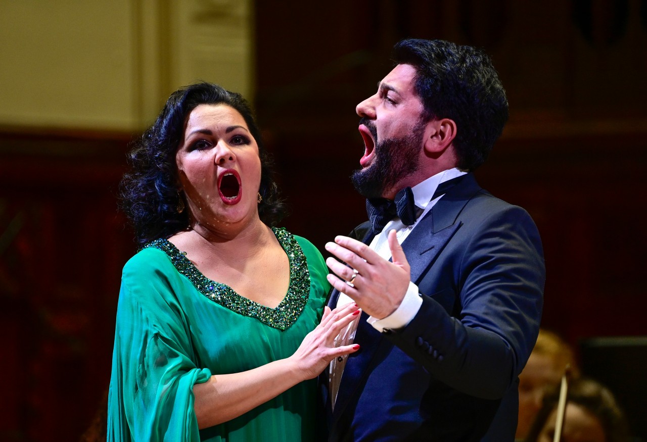 Anna Netrebko (l.) und ihr Ehemann Yusif Eyvazov (r.) sollten in der Elbphilharmonie Hamburg auftreten. 