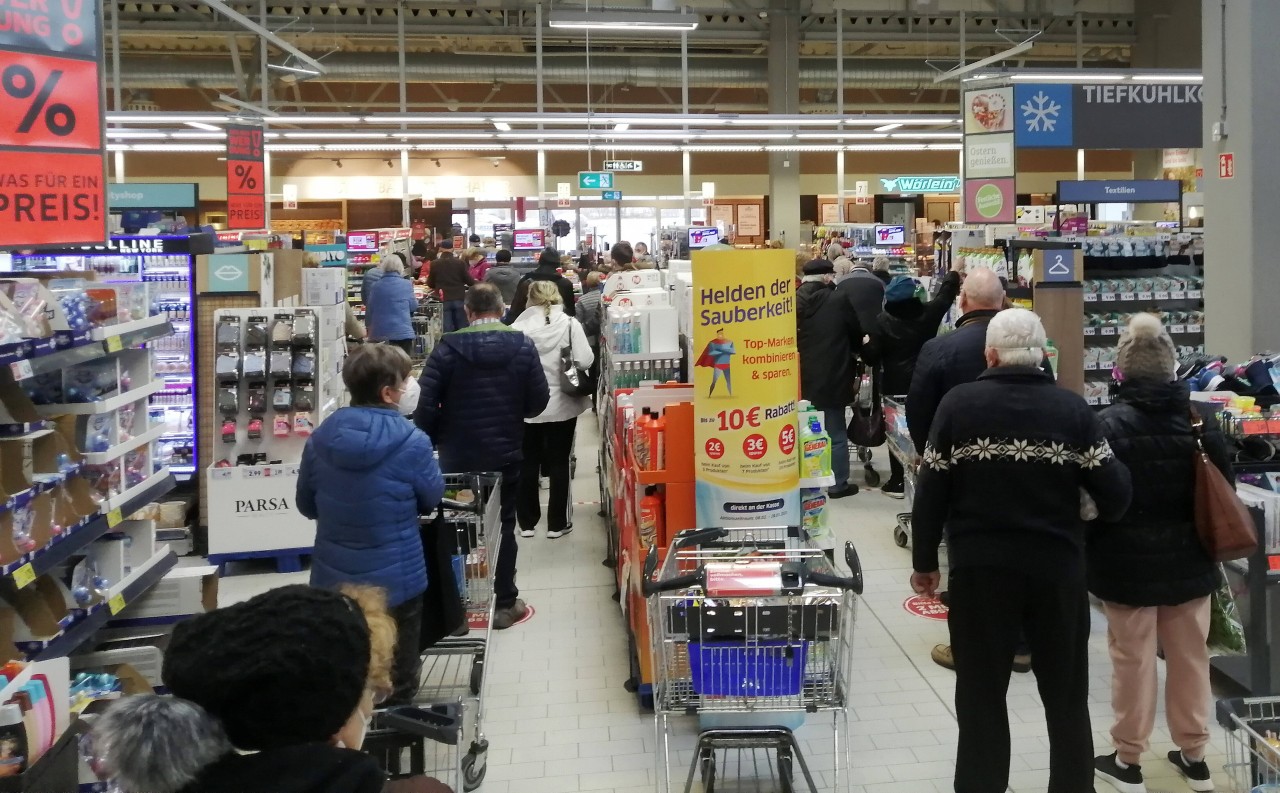 Lange Schlangen im Supermarkt in der Corona-Pandemie.