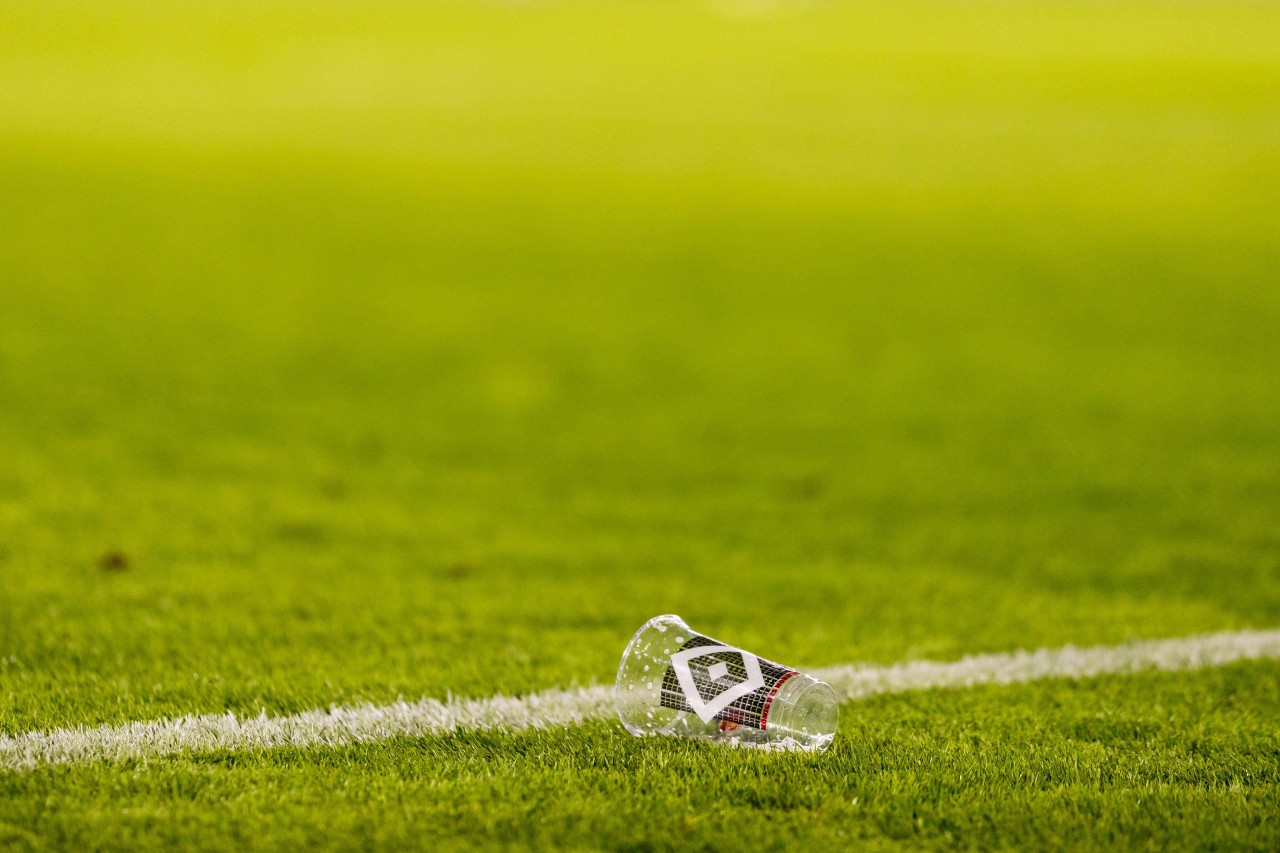 Vorbei ist die Zeit der mit der HSV-Raute bedruckten Plastikbecher.