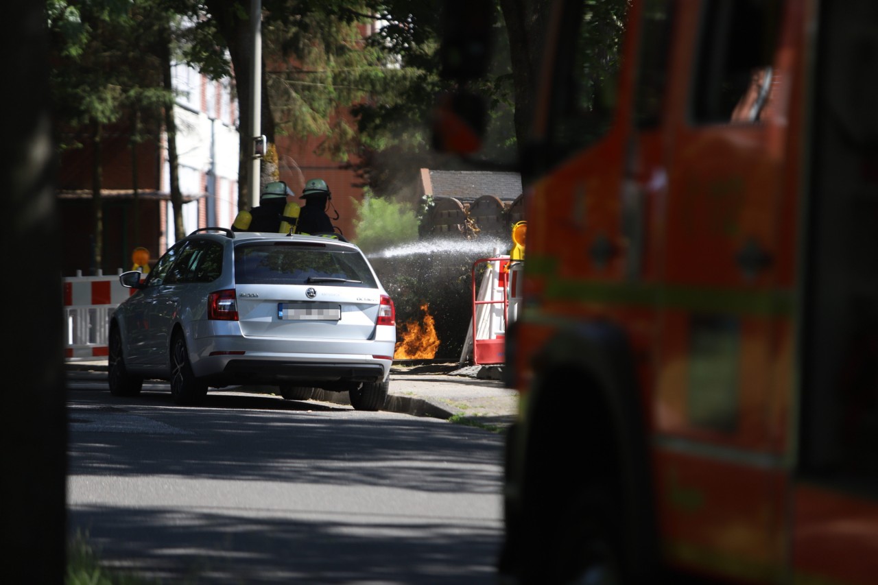 Die Feuerwehr löscht in Hamburg in Neugraben-Fischbek neben einem Auto.