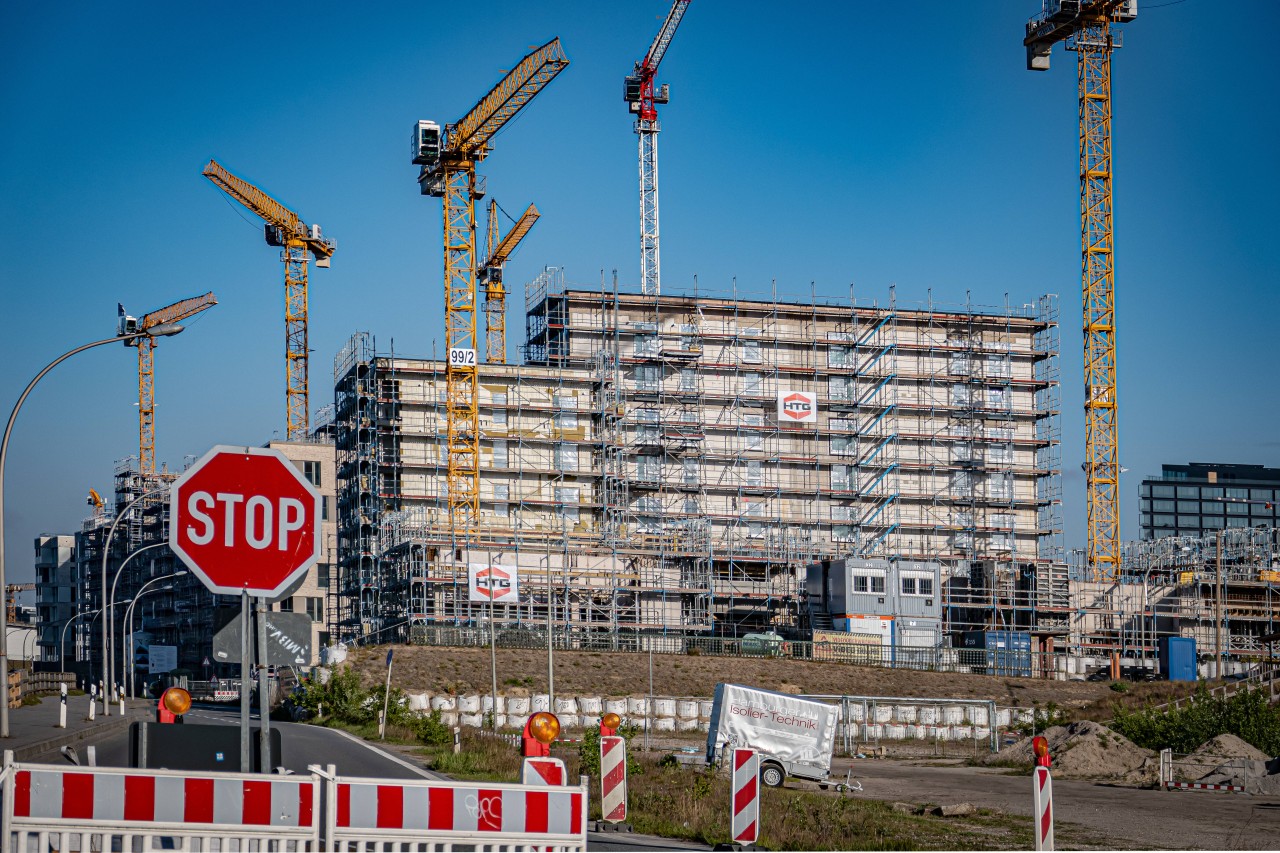 Baukräne prägen das Bilder der Hafencity.