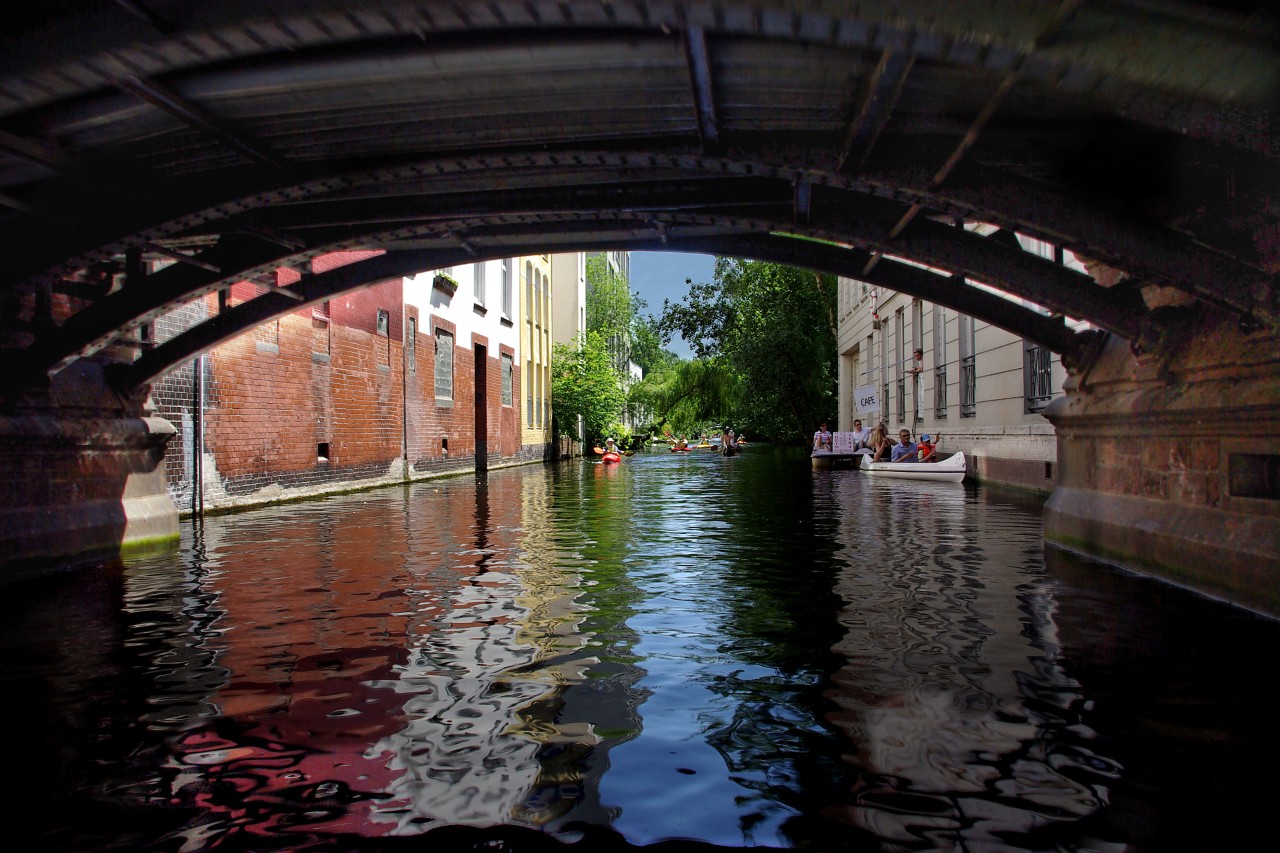 Der Osterbekkanal in Hamburg ist im Sommer ein beliebtes Ausflugsziel für sämtliche Wassersportler.