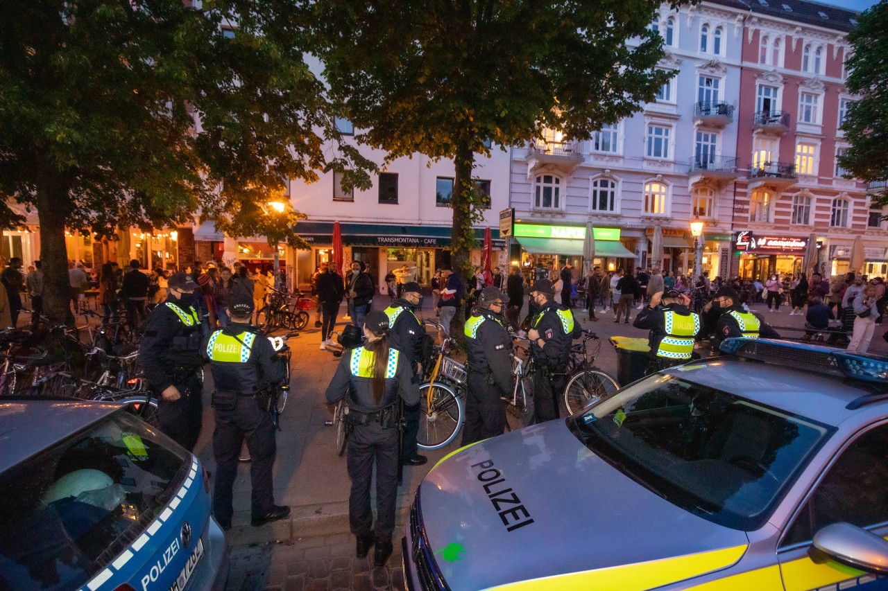 Schon Ende Mai musste die Polizei in die Schanze ausrücken, weil es vor mehreren Kneipen zu größeren Menschenansammlungen kam.