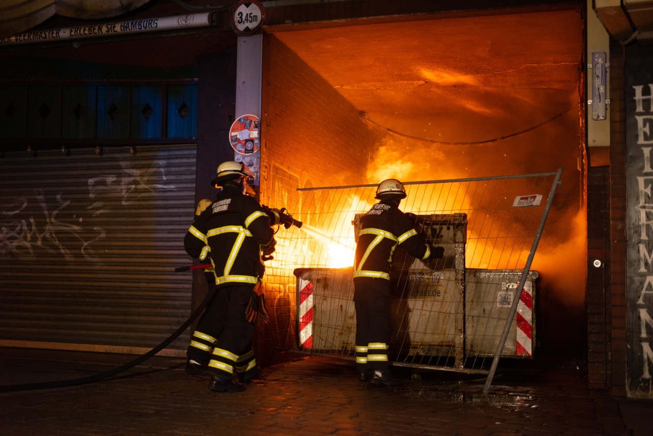 Die Feuerwehr bei den Löscharbeiten.