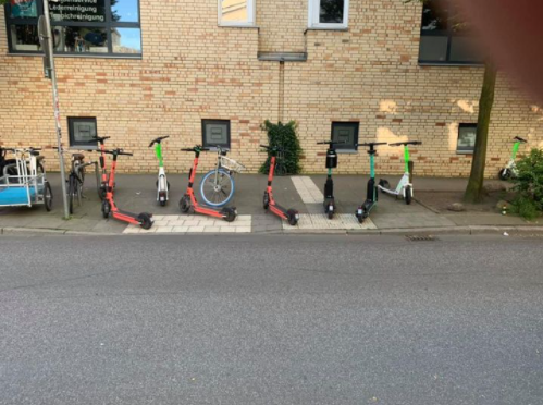 E-Roller an einem Fußgängerübergang in Hamburg