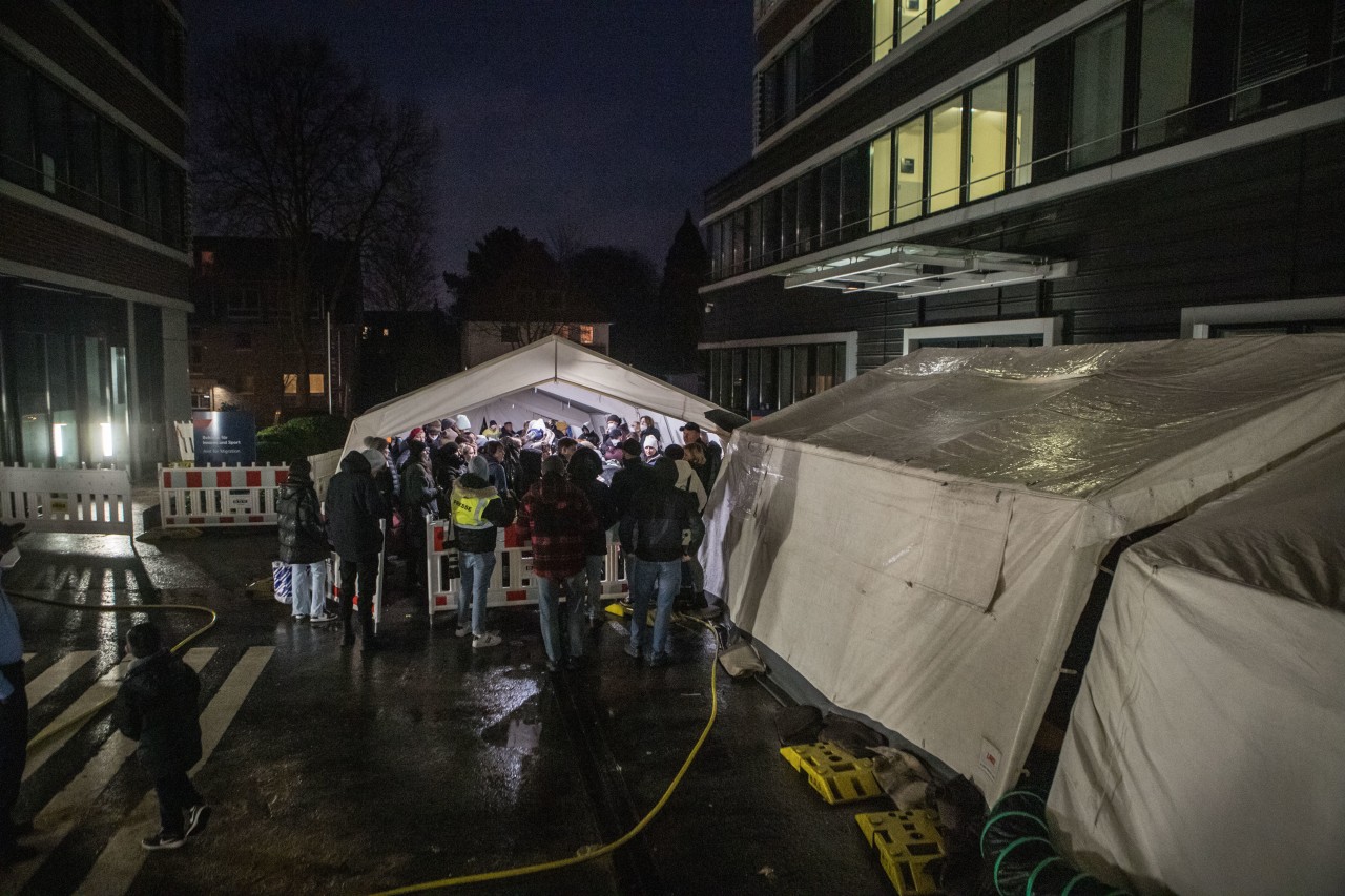 Die aufgebauten Zelte an der Hammer Straße in Hamburg.