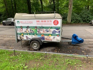 Ein Werbeanhänger am Rande des Stadtparks in Hamburg