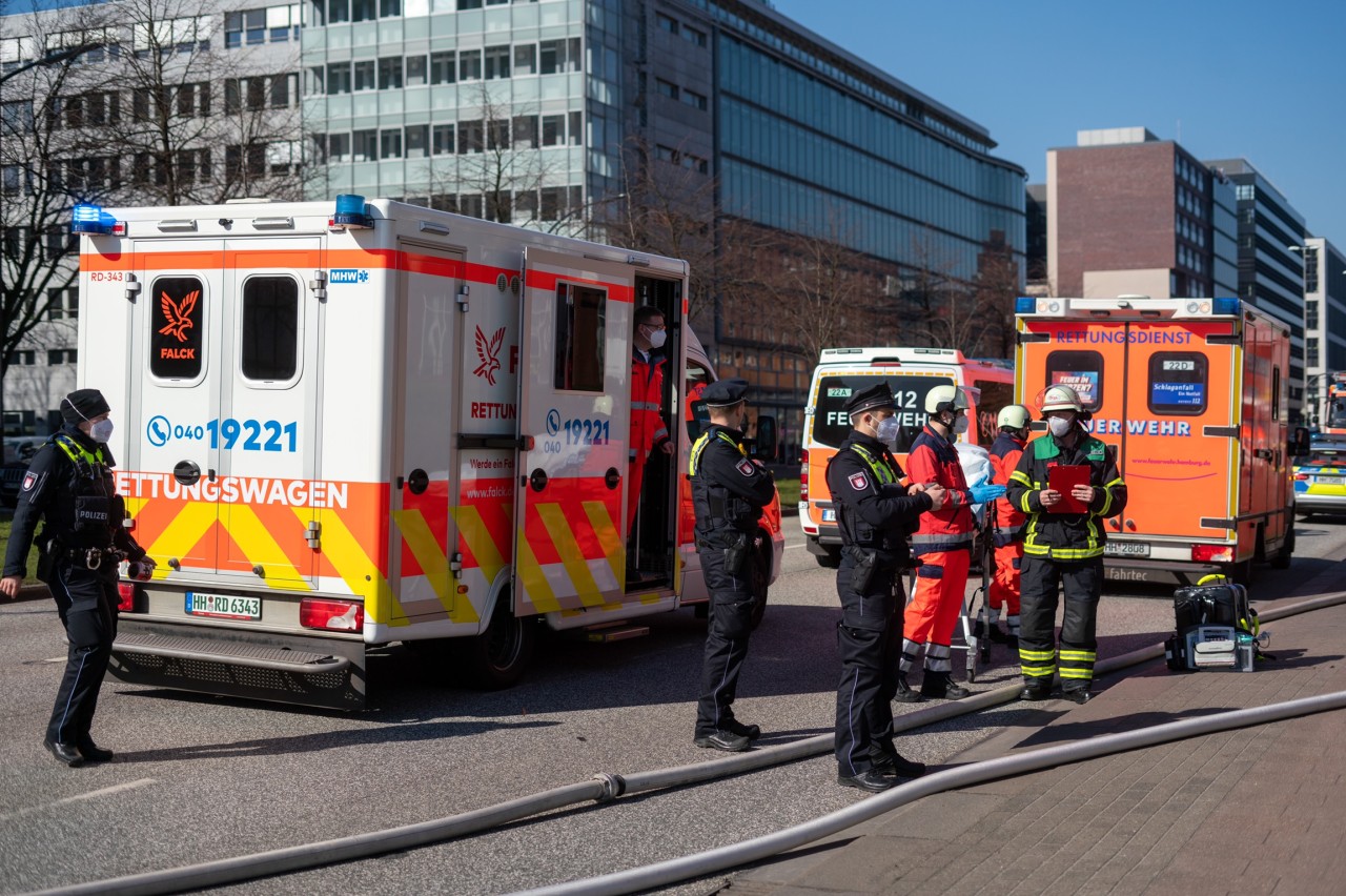 Einsatzkräfte beim Brand im Heidenkampsweg in Hamburg.