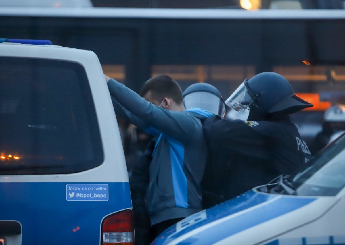 Hamburger SV FC St. Pauli Millerntorplatz Millerntorstadion Fußball Fußballfans Polizei Bundepolizei Hamburg HVV