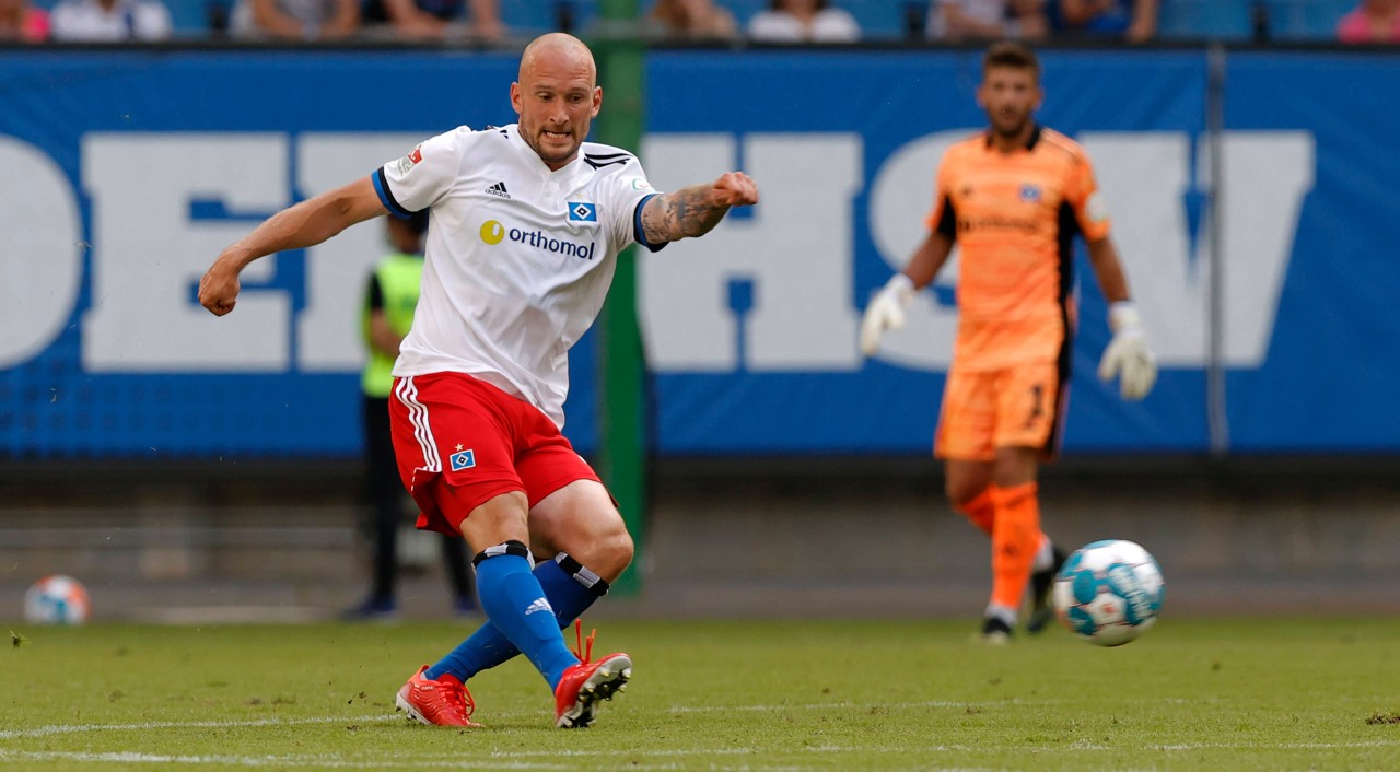 Das Heimtrikot des Hamburger SV hat bereits den neuen Sponsor „Orthomol“ auf der Brust.