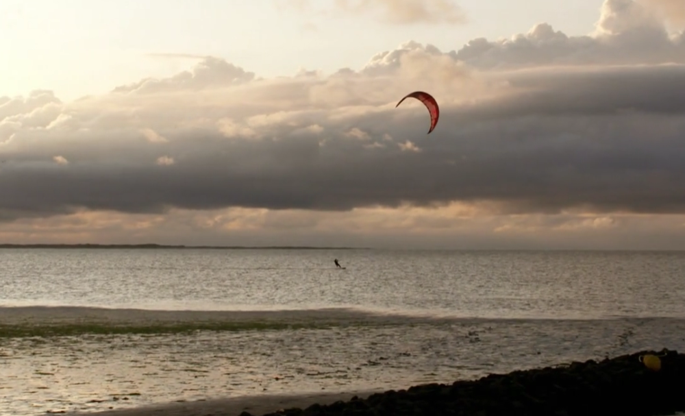 Kite-Lehrer Ronny zieht seine Runden in der Nordsee. 