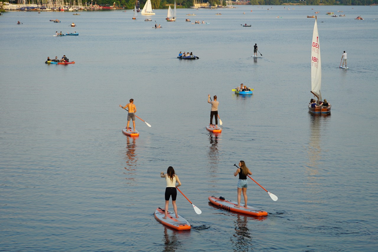 In Hamburg sieht man auf der Alster zahlreiche Wassersport-Fans. Auch Ina Müller stellt sich in Riga dieser Herausforderung. 