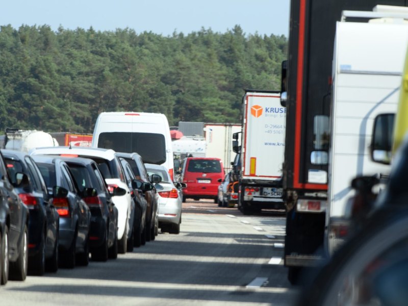 Lübeck Polizei Rettungsgasse Ratekau BAB1 Pansdorf Sattelzugmaschine