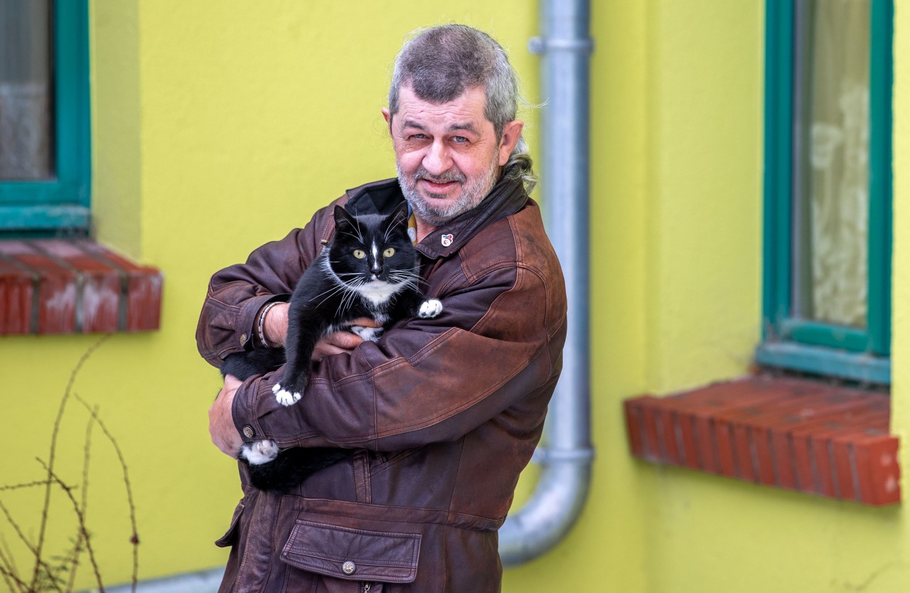 Torsten Lohr und der sechs Jahre alte Kater Quarky