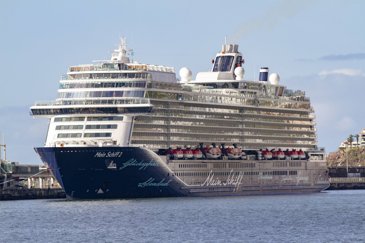 Die „Mein Schiff 2“, hier im Hafen von Las Palmas auf der kanarischen Insel Gran Canaria.  