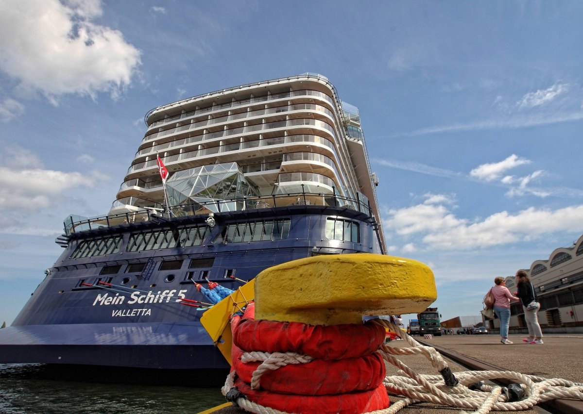 „Mein Schiff“ Griechenland Kreuzfahrt Zypern Limassol Hafen Crew Passagiere Asien Winter