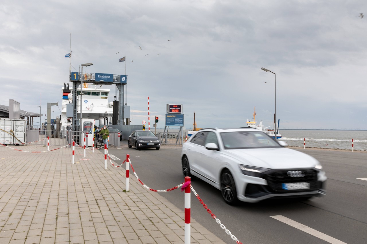 Norderney: Autos fahren von der Fähre auf die Insel. 