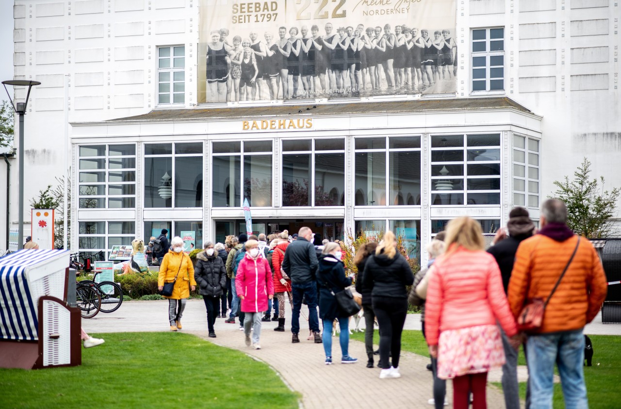 Menschen auf Norderney stehen Schlange vor dem Testzentrum.